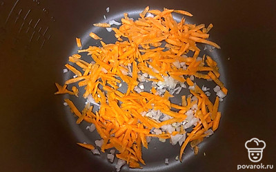 Туда же нашинкуйте очищенную морковь.