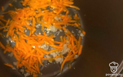 Залейте подсолнечное масло к овощам и поставьте мультиварку в режим обжарки примерно на 12-15 минут. Помешивайте все это время содержимое емкости.