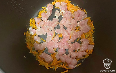 Курицу нарежьте на некрупные кусочки, положите в чаше мультиварки. Обжарьте еще в течение 5-7 минут, помешивая.