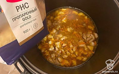 Добавьте в емкость кипяченую воду и пропаренный рис в указанных пропорциях. Перемешайте. Поставьте на режим приготовления плова на 35-40 минут. Все это время помешивайте содержимое мультиварки.