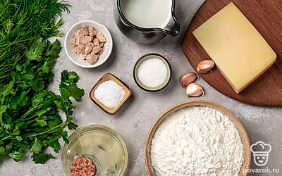 Муку просейте. Укроп и петрушку помойте и обсушите. Чеснок очистите от шелухи. Молоко и воду подогрейте до 38-40 градусов. Разогрейте духовку до 180 градусов. Подготовьте блендер.