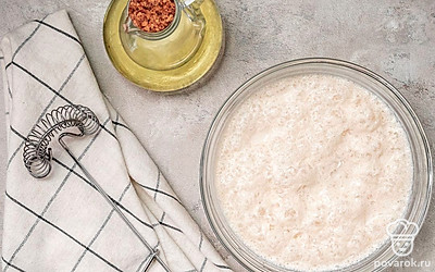 Сделайте опару. Смешайте молоко с водой, добавьте к ним дрожжи. Хорошо перемешайте. Добавьте сахар, соль и растительное масло. Оставьте на 15-20 минут.