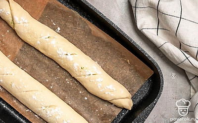 Испеките багет. Выложите багеты на противень, немного присыпьте мукой. Сделайте на каждом багете 3-4 небольших надреза наискосок. Выпекайте багеты в разогретой до 180 градусов духовке в течение 30 минут.