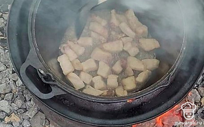 Сало порезать средними кусками и закинуть в разогретый казан, топить на сильном огне.