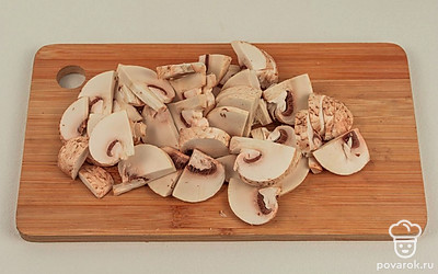 Нарежьте грибы аккуратными тонкими кусочками.