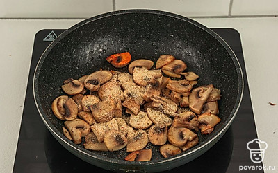 Обжарьте грибы до готовности в течение 7-10 минут. За несколько минут до окончания жарки добавьте к грибам гранулированный чеснок, соль и черный молотый перец.