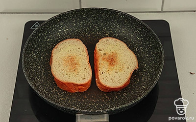 Обжарьте гренки до легкой румяной корочки.