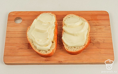 Намажьте гренки сливочным сыром.