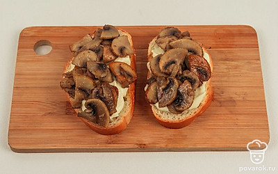 Выложите грибы на сливочный сыр. Блюдо готово!