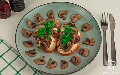 Украсьте гренки с грибами свежей зеленью и подавайте к столу. Приятного аппетита!