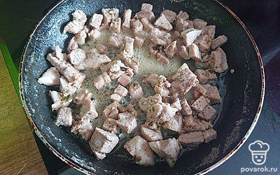 Свинину нарезать кубиками, посолить, поперчить и тушить 15 минут.
