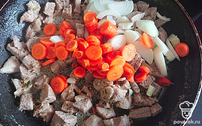 Добавить нарезанные кольцами лук и морковь. 