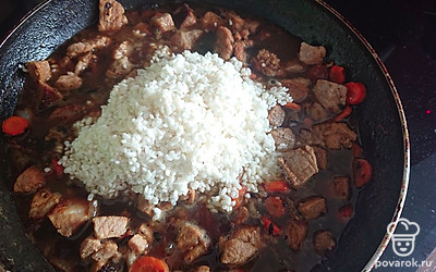 Выложить сверху пропаренный рис и залить водой. 