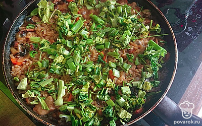 За 5 минут до готовности добавить свежерубленную зелень. 