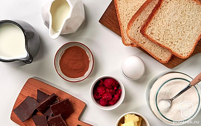 Помойте ягоды малины и дайте стечь лишней воде. Натрите шоколад на крупной терке. Помойте куриное яйцо. Достаньте молоко, сливки и масло из холодильника. Приготовьте сковороду, блендер и блюдо для подачи.