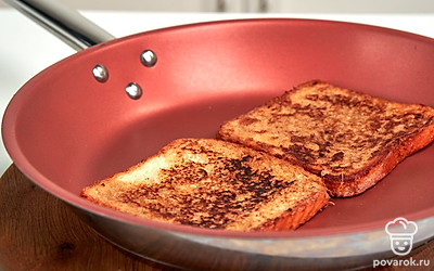 Подготовьте ингредиенты. Разбейте яйцо в подходящую емкость, влейте к нему молоко и сливки. Взбейте массу до однородного состояния и всыпьте сахар и корицу. Тщательно перемешайте. Растопите на сковороде сливочное масло. Обмакните куски хлеба в яично-сливочную смесь и выложите на сковороду. Обжаривайте с обеих сторон по 1-2 минуте до образования золотистой корочки.