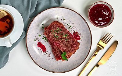 Подавайте тосты в горячем виде, присыпав сахарной пудрой, полив тонкой струйкой шоколадного сиропа и украсив свежими ягодами малины.