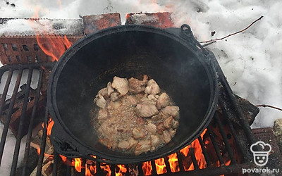 В кипящее масло мы опускаем мелко нарезанную свинину. И перемешиваем его, доведя до образования золотистой корочки. На сильном огне мясо быстро обжаривается и сохранит в себе влагу, не будет сухим.