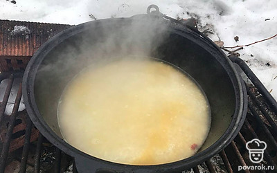 Добавляем рис, заливаем кипяченной водой, чтобы она покрывала рис примерно на 1 сантиметр. Закрываем крышкой. И уже на углях плов будет готовиться под закрытой крышкой примерно около 30 минут. Добавляем сушенный барбарис перед снятием казана с углей, так он будет придавать небольшую кислинку плову. 