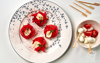 Тосты с соусом барбекю перед подачей оформите измельченной зеленью.