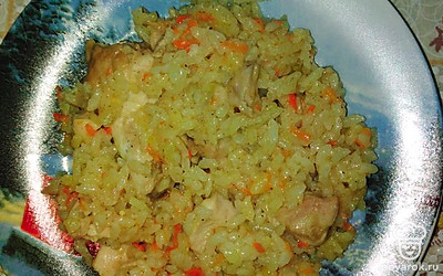 Плов с курицей в казане с паприкой и куркумой — Рецепт с фото