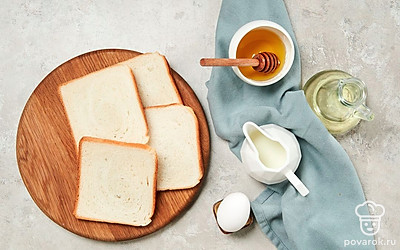 Куриное яйцо помойте. Разогрейте на сковороде растительное масло.