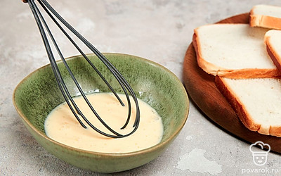 Приготовьте льезон. Смешайте венчиком яйцо со сливками и медом. Тосты поместите в льезон на 30 секунд, чтобы они хорошо пропитались со всех сторон.