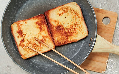 Пожарьте тосты. На разогретом растительном масле на среднем огне обжарьте тосты по 5 минут с каждой стороны до образования румяной корочки.