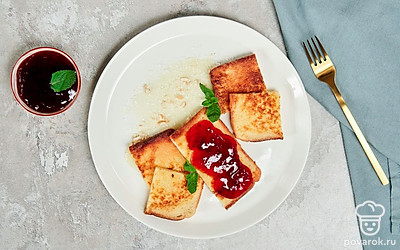 Подавайте тосты с белым хлебом с любимым вареньем или джемом.