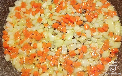 Морковь, лук мелко нарезать. Обжарить на растительном масле.