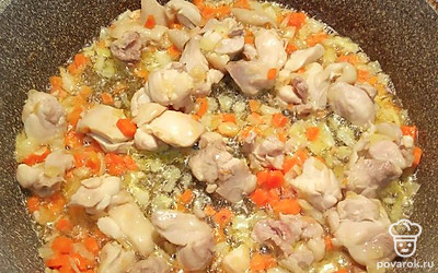 Добавить мелко нарезанное филе курицы, соль специи по вкусу.