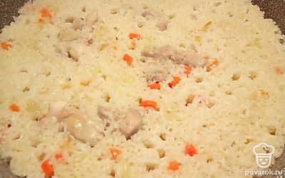 Проверяем готовность риса, при необходимости поливаем воду, не много. Перемешать, закрыть крышкой. Убавить до минимума огонь, через 3 минуты выключить.