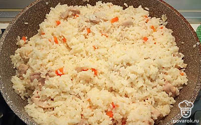 Плов получается вкусный, разсыпчатый, не жирный. Подавать с солёными огурчиками, любым салатом.