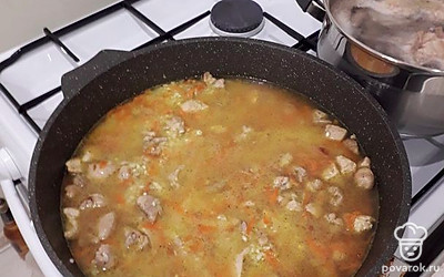 Добавляю рис, соль и приправу по вкусу. Заливаю водой и хорошо перемешиваю. Закрываю крышку, готовлю примерно 20 минут (до готовности риса).