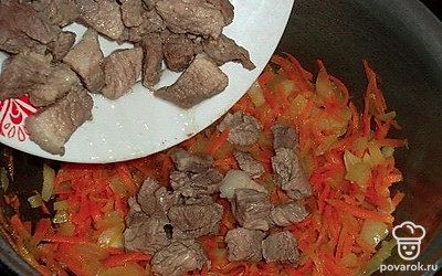 Пока мясо жарится, берем какую-нибудь посуду (миску), насыпаем рис и промываем водой. Потом заливаем рис горячей водой и замачиваем в течение 10 минут. Рис желательно использовать тех сортов, которые при варке не развариваются. Они, в основном, имеют продолговатую форму и белого цвета.