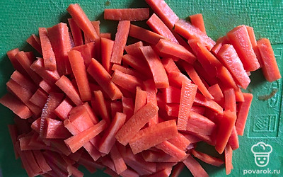 Чистим и режем морковь. 