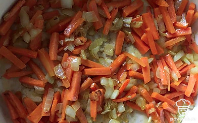 Обжариваем на сковороде лук и морковь. 