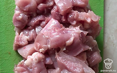 Бедро очищаем от кости и кожи, режем на кусочки. 