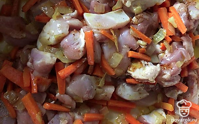 Добавляем к зажарке курицу и обжариваем. 