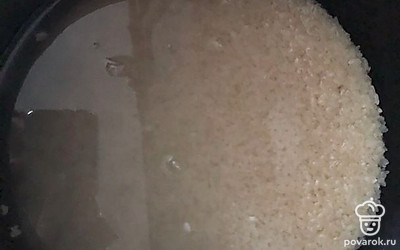 Рис промываем и заливаем водой, ставим варить в мультиварке. 