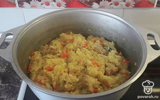 Плов с курицей и специями в кастрюле — Рецепт с фото