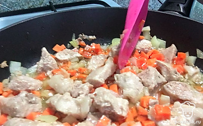 Нарезать мясо кусочками, нарезать лук и морковь и тушить с добавлением масла 15 минут.