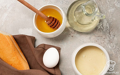 Багет нарежьте на порционные куски толщиной около 1 см. Помойте куриное яйцо. Подготовьте блендер. Разогрейте духовку до 200 градусов.