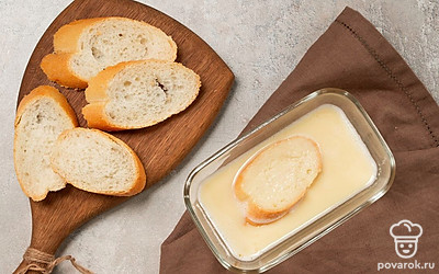 Приготовьте льезон. Смешайте блендером яйцо со сгущенным молоком и медом. Окуните в льезон куски багета на 30 секунд, чтобы они хорошо пропитались.