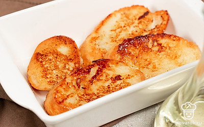 Приготовьте тосты. Форму для запекания смажьте растительным маслом. Выложите в форму куски хлеба. Запеките в разогретой до 200 градусов духовке 10 минут.