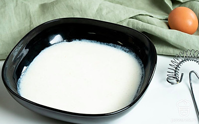 Замесите тесто. В миску выложите муку, дрожжи, сахар и соль, перемешайте. Туда же влейте теплое молоко со сливочным маслом. Перемешивайте массу около 10 минут, пока не получится однородное тесто. Затем накройте его пищевой пленкой или полотенцем, оставьте в теплом месте на 2-3 часа.