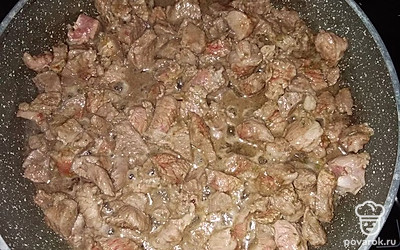 Говядину нарезать и отправить готовиться в сковородку минут на 40.