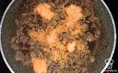 Морковь очистить и натереть на мелкой терке. Добавить к говядине и тушить минут 10.