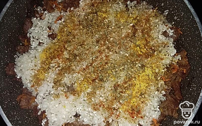 Добавить рис и приправы для риса, укроп и петрушку.