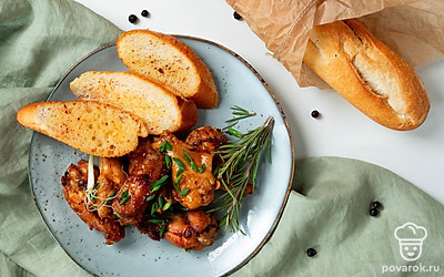 Перед подачей нарежьте багет на несколько равных частей. Используйте хлеб в качестве дополнения к основным блюдам.